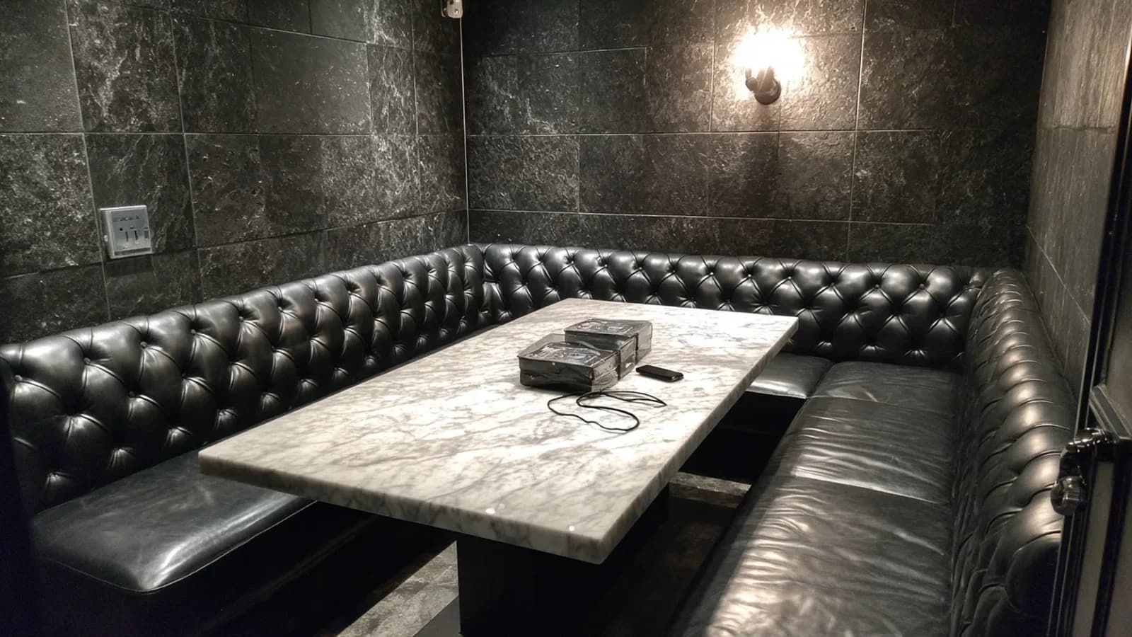 강남 하이퍼블릭 프리미엄 VIP 룸 — 블랙 대리석 인테리어